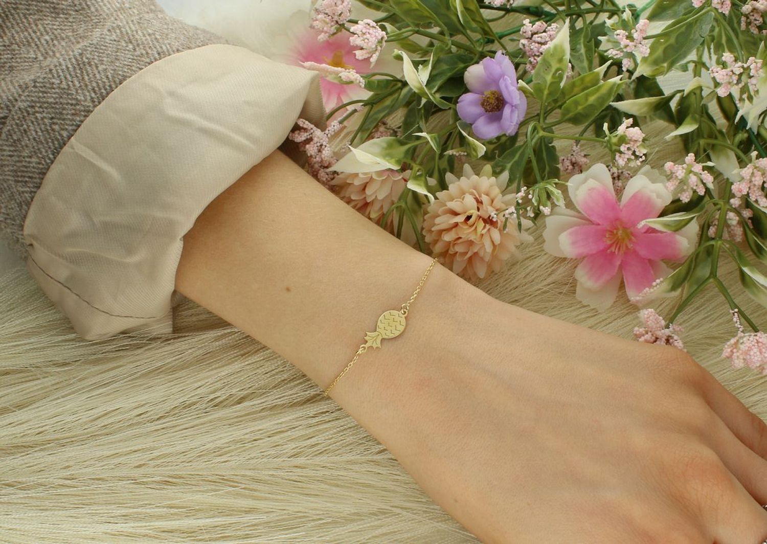 Damska bransoletka srebrna pozłacana z ananasem Elegancka i subtelna bransoletka srebrna pozłacana, z delikatnym splotem ankier, który nadaje jej lekkości i wyrafinowanego charakteru.1.jpg