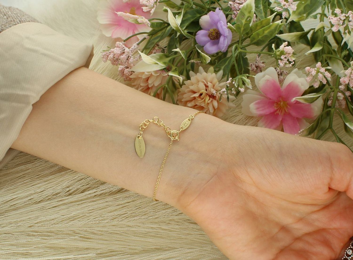 Damska bransoletka srebrna pozłacana z ananasem Elegancka i subtelna bransoletka srebrna pozłacana, z delikatnym splotem ankier, który nadaje jej lekkości i wyrafinowanego charakteru.1.jpg