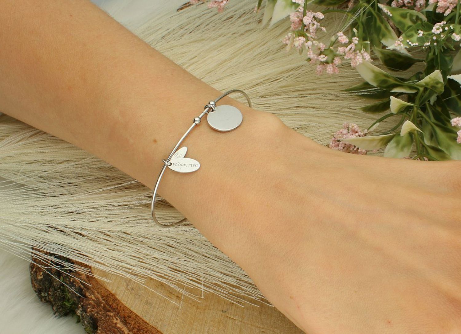 Bransoletka damska srebrna 925 BRM20148060 sztywna owalna z wiszącą, gładką blaszką 1,2 cm idealną pod grawer. Długość 17 cm, waga 4,48 g. Personalizowana, elegancka biżuteria na prezent.1.jpg