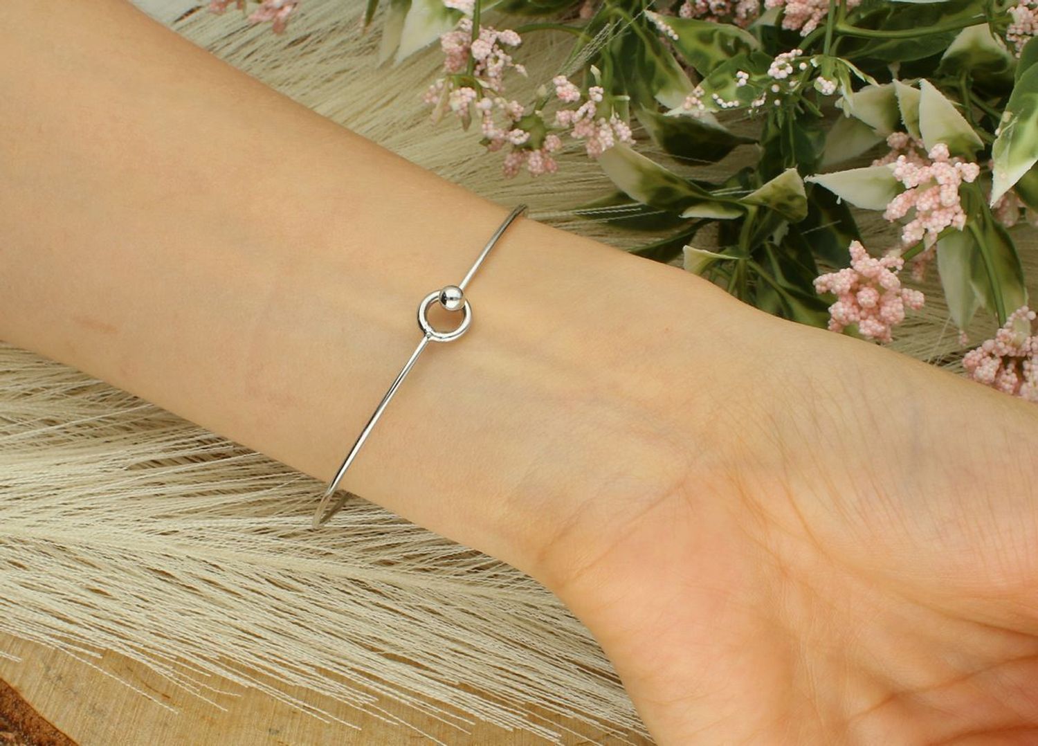 Bransoletka damska srebrna 925 BRM20148060 sztywna owalna z wiszącą, gładką blaszką 1,2 cm idealną pod grawer. Długość 17 cm, waga 4,48 g. Personalizowana, elegancka biżuteria na prezent.1.jpg