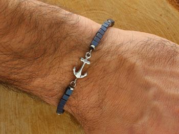 Modny dodatek w formie nowoczesnej bransoletki z ozdobnym elementem wykonanym ze stali w kształcie kotwicy. Idealny pomysł na prezent.2.jpg