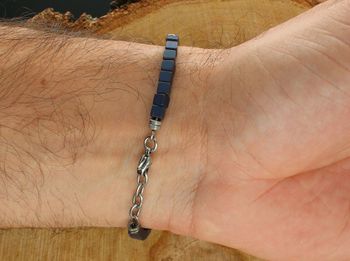 Modny dodatek w formie nowoczesnej bransoletki z ozdobnym elementem wykonanym ze stali w kształcie kotwicy. Idealny pomysł na prezent.3.jpg