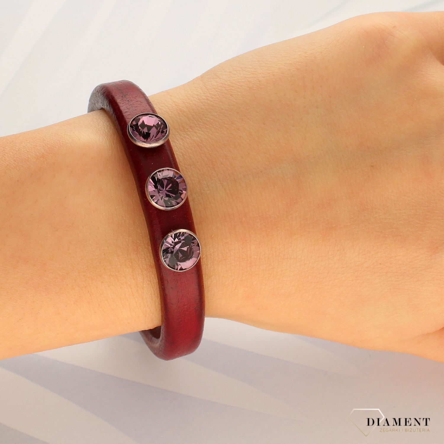 Czerwona skórzana damska bransoletka z połyskującymi cyrkoniami B003400BYD (1).jpg