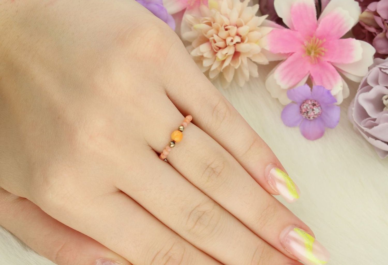 Pozłacany pierścionek srebrny 925 na gumce zdobiony naturalnymi koralami, rozmiar 12. Modny i wygodny dodatek podkreślający kobiecy styl.1.jpg