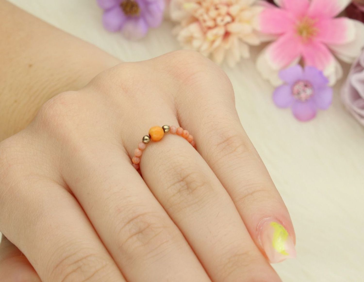 Pozłacany pierścionek srebrny 925 na gumce zdobiony naturalnymi koralami, rozmiar 12. Modny i wygodny dodatek podkreślający kobiecy styl.1.jpg