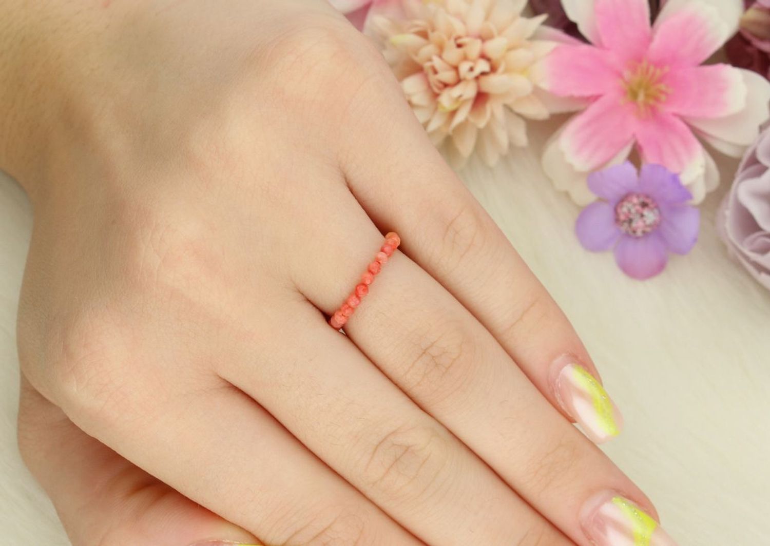 Pozłacany pierścionek srebrny 925 na gumce zdobiony naturalnymi koralami, rozmiar 12. Modny i wygodny dodatek podkreślający kobiecy styl.1.jpg