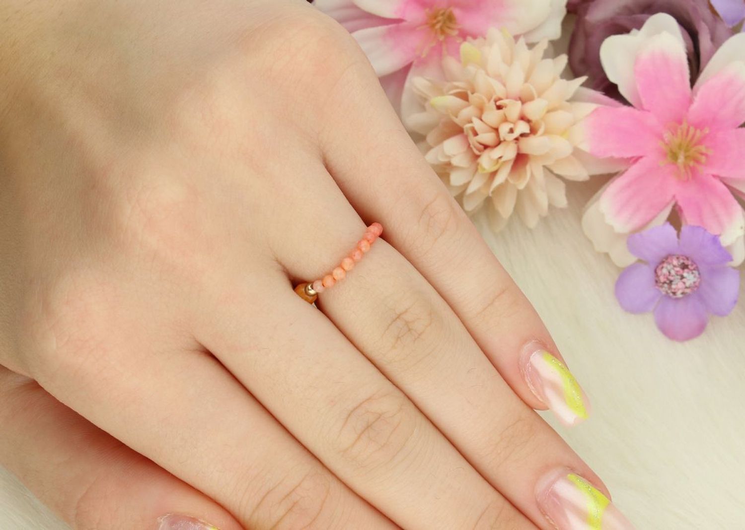 Pozłacany pierścionek srebrny 925 na gumce zdobiony naturalnymi koralami, rozmiar 12. Modny i wygodny dodatek podkreślający kobiecy styl.1.jpg