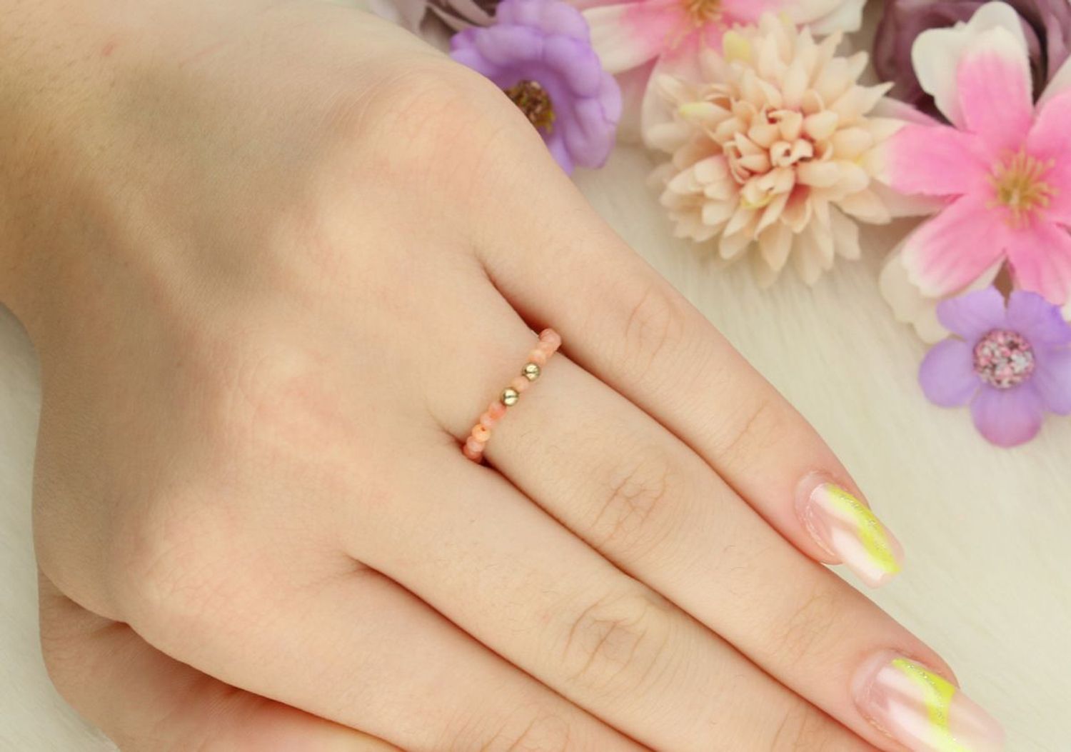 Modny pierścionek damski srebrny 925 z naturalnym koralem na gumce. Idealny dla odważnej kobiety, która kocha wyraziste i oryginalne dodatki.1.jpg