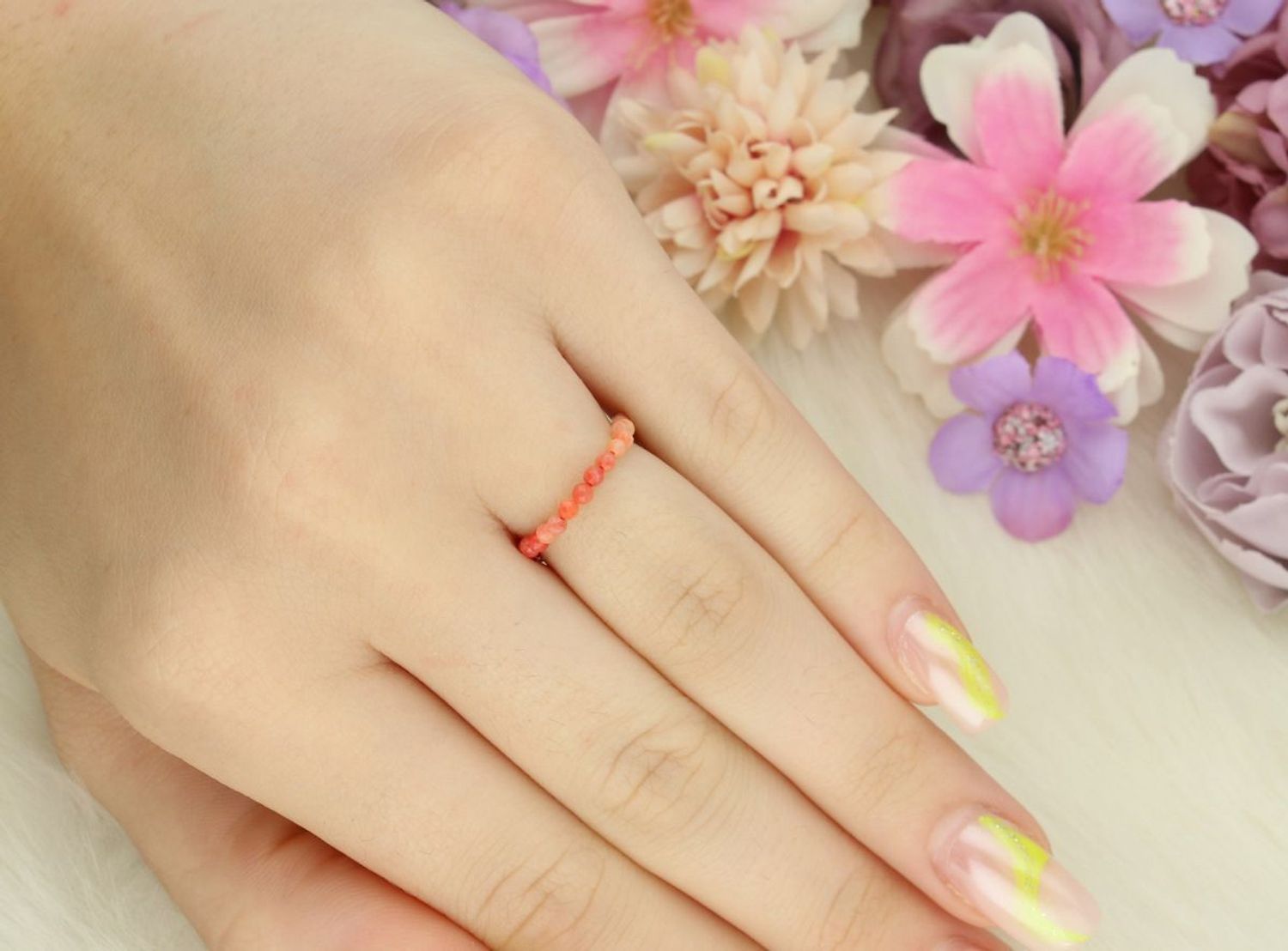 Modny pierścionek damski srebrny 925 z naturalnym koralem na gumce. Idealny dla odważnej kobiety, która kocha wyraziste i oryginalne dodatki.1.jpg