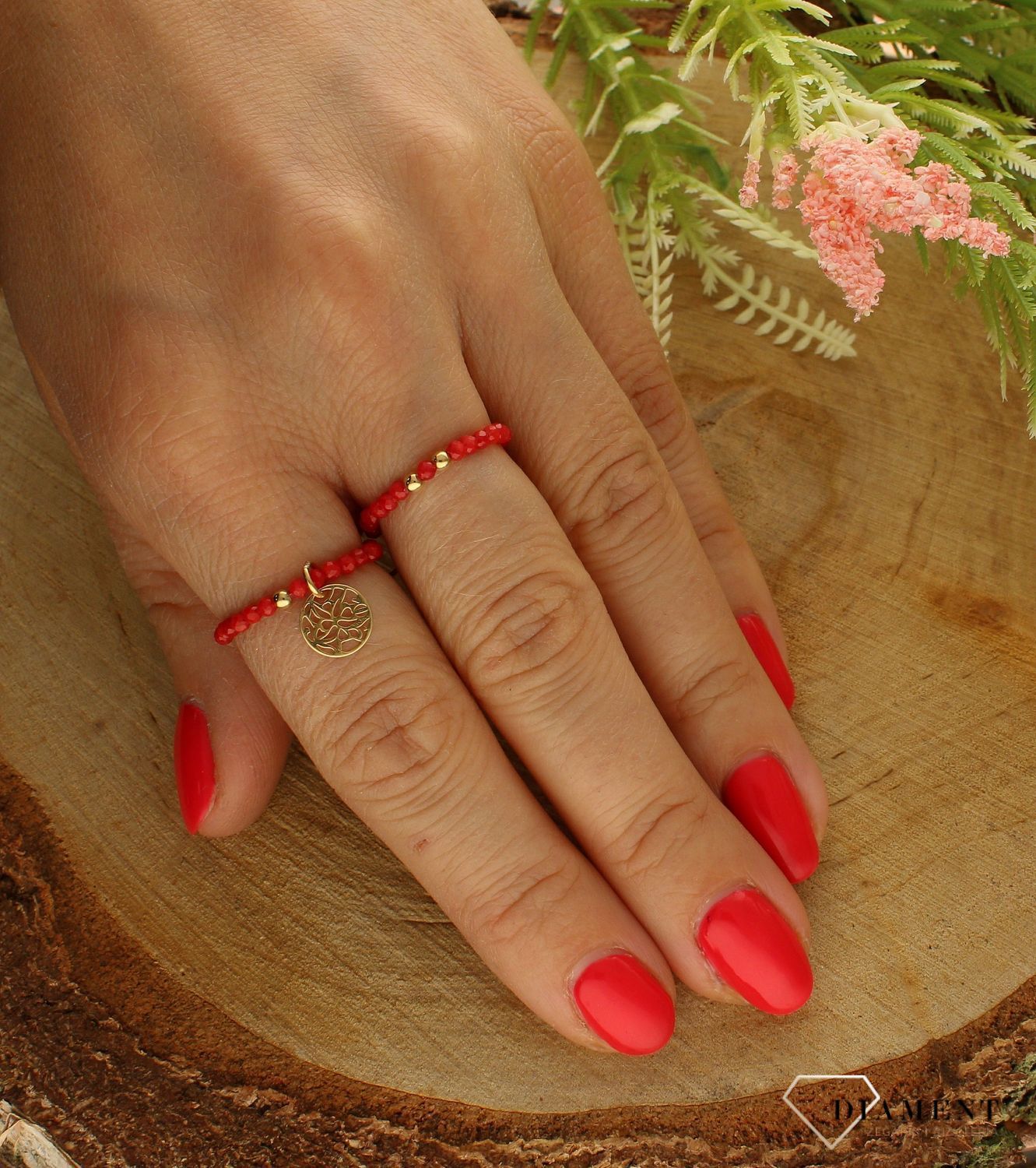 Pierścionek damski srebrny z koralem B20. Modny pierścionek z ozdobnych kuleczek na gumce to intrygująca biżuteria która spodoba się niezależnej, odważnej kobiecie, kochającej wyraziste dodatki, które podkreślają osobowość (.jpg