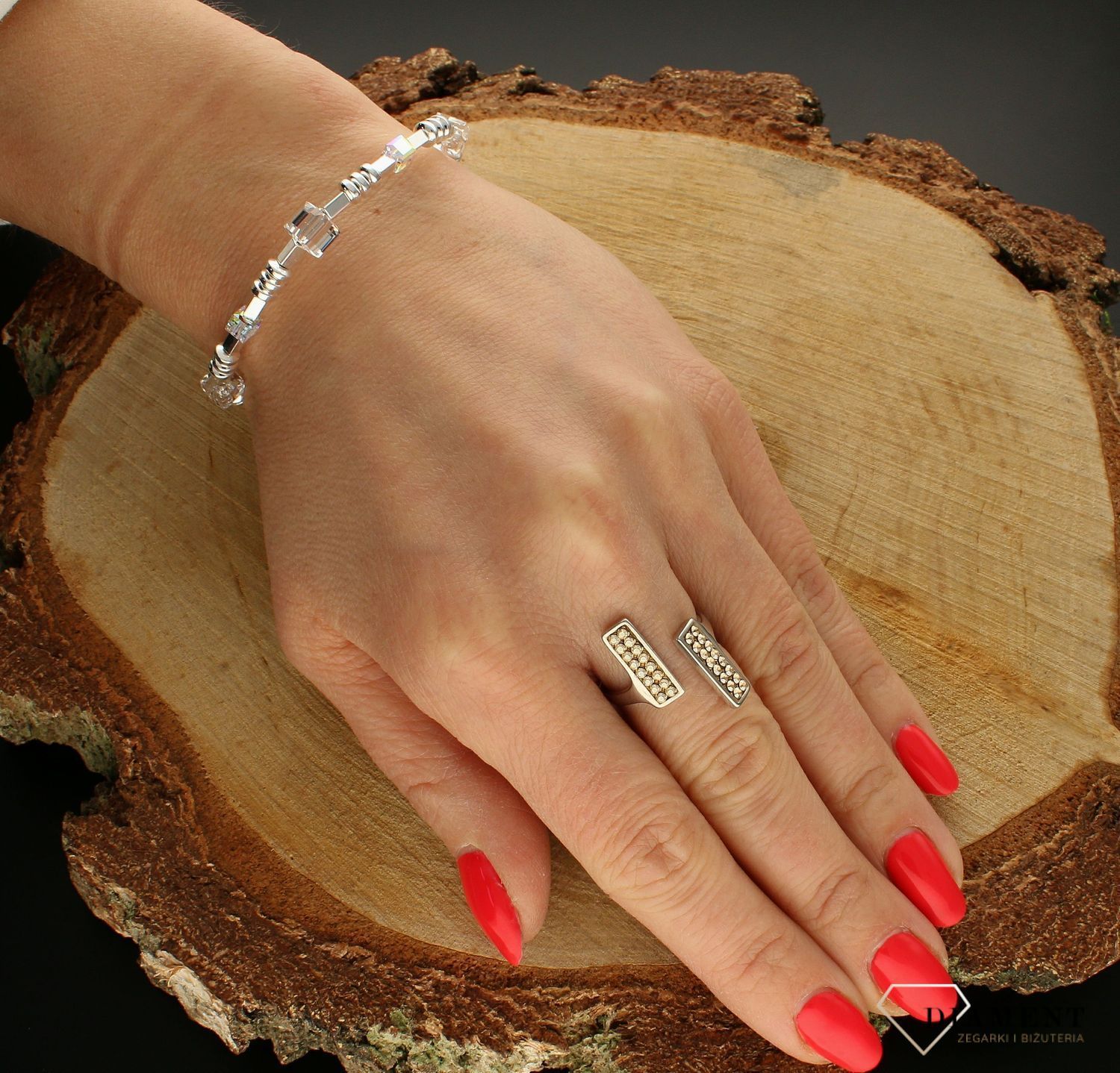 Srebrna bransoletka Swarovski z kryształkami w kolorze Crystal Aurore Boreale B560164CAB.  Bransoletka wykonana ze srebra próby 925 oraz ekskluzywnych kryształów Swarovski®  w kolorze Crystal Aurore Boreale i kamieni (1).jpg