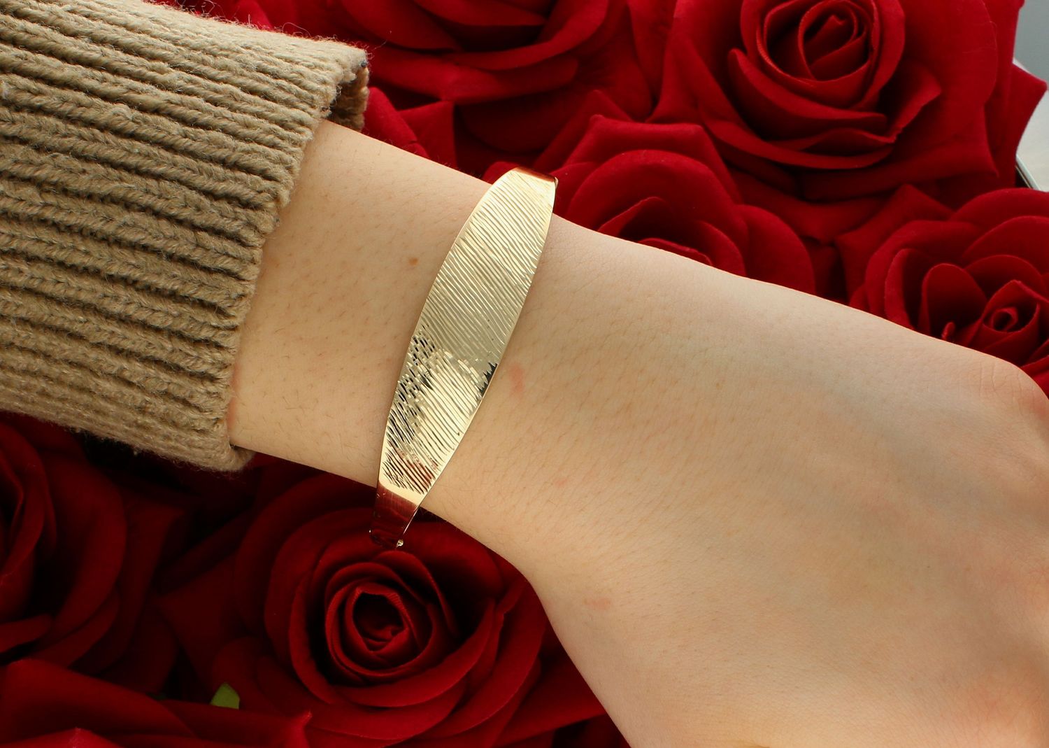 Bransoletka złota grawerowana pr 585, B8OM4564  Złota bransoletka wykonana z 14 karatowego żółtego złota. Bransoletka to idealny pomysł na prezent. Złota bransoletka sztywna z modnym wzorem.1.jpg