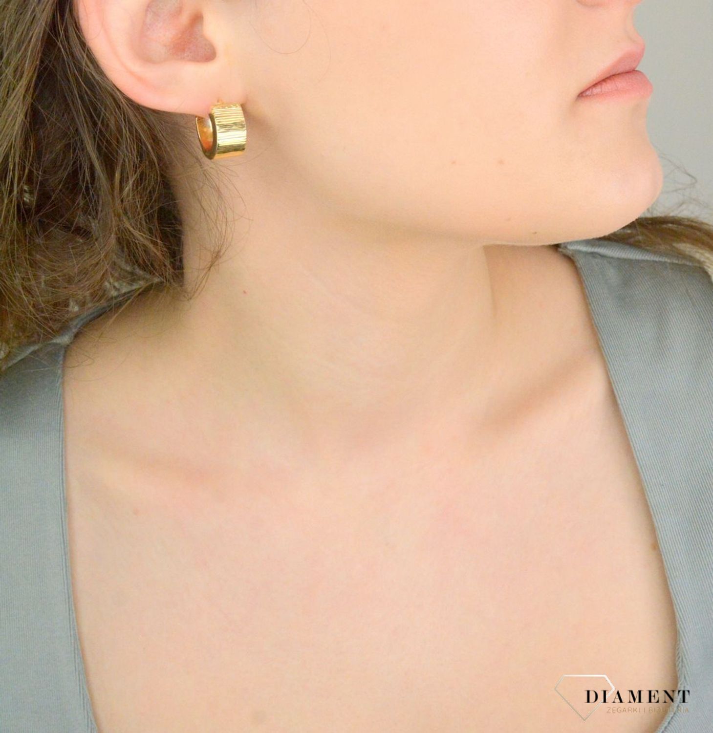 Kolczyki złote szerokie koła grawerowane pr 585, B8OMPE4153 Złote kolczyki firmy Dall’Acqua wykonane z najwyższej jakości żółtego złota, próba 585. Kolczyki w modowym stylu, wpisujące się w obecne trendy modowe.1.jpg