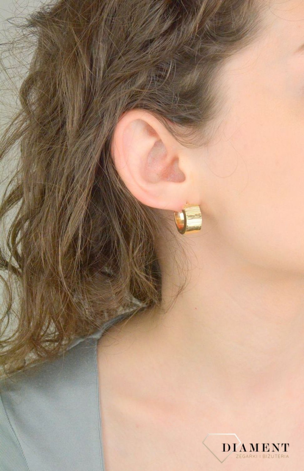 Kolczyki złote szerokie koła grawerowane pr 585, B8OMPE4153 Złote kolczyki firmy Dall’Acqua wykonane z najwyższej jakości żółtego złota, próba 585. Kolczyki w modowym stylu, wpisujące się w obecne trendy modowe.1.jpg