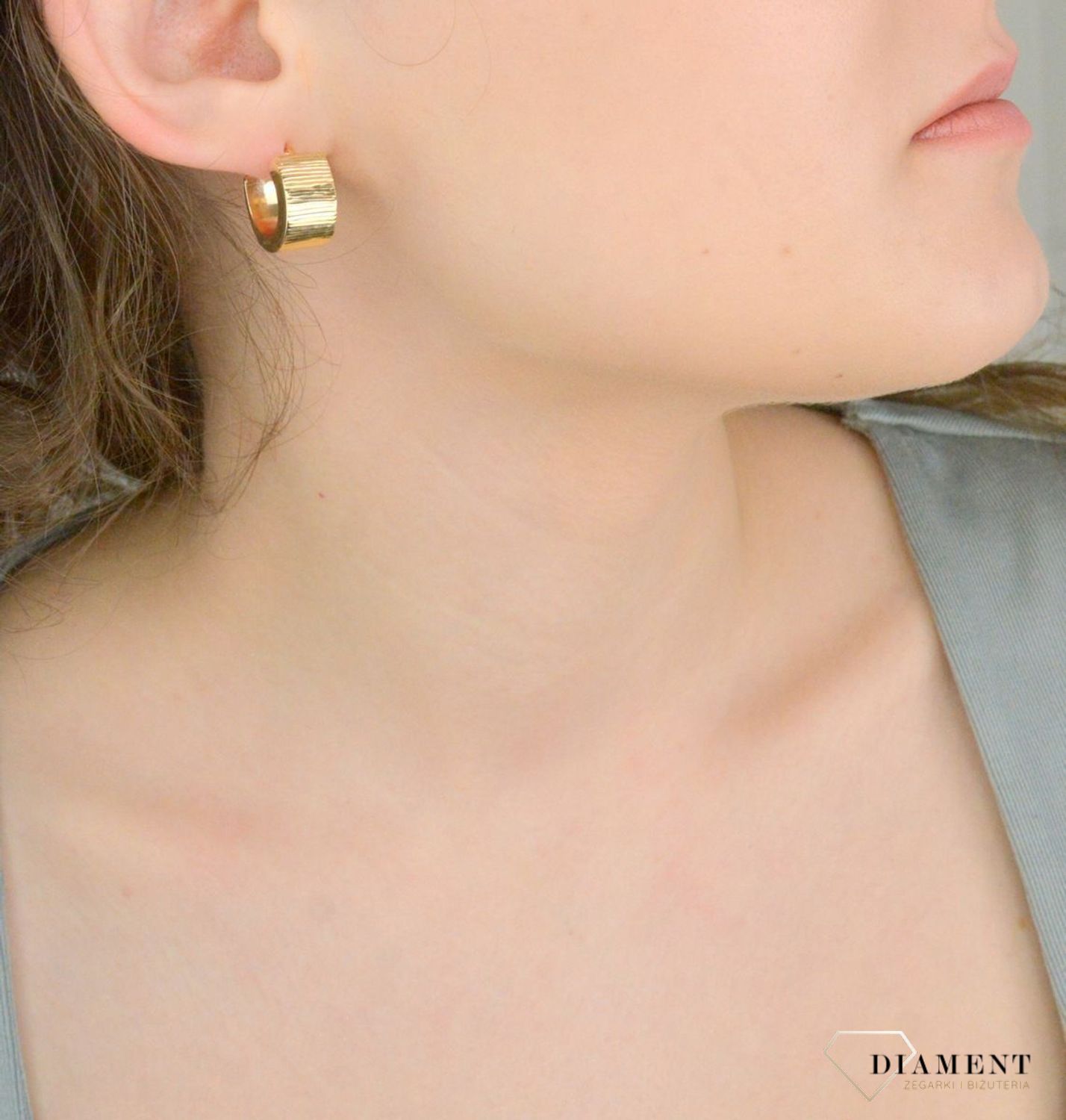 Kolczyki złote szerokie koła grawerowane pr 585, B8OMPE4153 Złote kolczyki firmy Dall’Acqua wykonane z najwyższej jakości żółtego złota, próba 585. Kolczyki w modowym stylu, wpisujące się w obecne trendy modowe.1.jpg