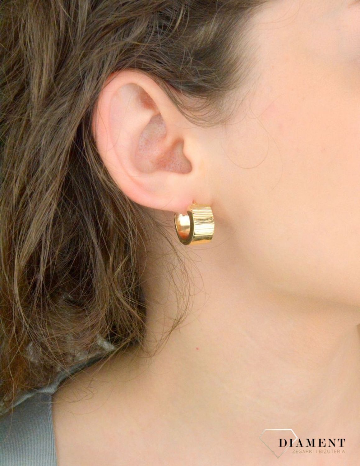 Kolczyki złote szerokie koła grawerowane pr 585, B8OMPE4153 Złote kolczyki firmy Dall’Acqua wykonane z najwyższej jakości żółtego złota, próba 585. Kolczyki w modowym stylu, wpisujące się w obecne trendy modowe.1.jpg