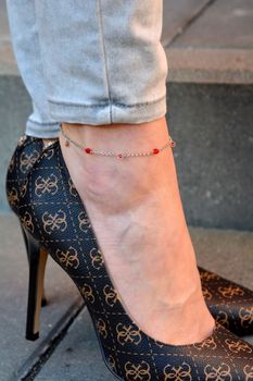 Srebrna bransoletka na nogę z czerwonymi kryształkami Swarovskiego BA20385000LSI. Srebrna bransoletka na nogę z czerwonymi kryształkami Swarovskiego to oryginalna, kobieca biżuteria (1).JPG
