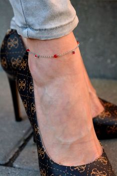 Srebrna bransoletka na nogę z czerwonymi kryształkami Swarovskiego BA20385000LSI. Srebrna bransoletka na nogę z czerwonymi kryształkami Swarovskiego to oryginalna, kobieca biżuteria (2).JPG