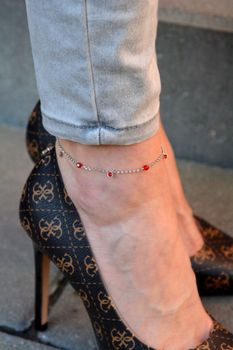 Srebrna bransoletka na nogę z czerwonymi kryształkami Swarovskiego BA20385000LSI. Srebrna bransoletka na nogę z czerwonymi kryształkami Swarovskiego to oryginalna, kobieca biżuteria (4).JPG