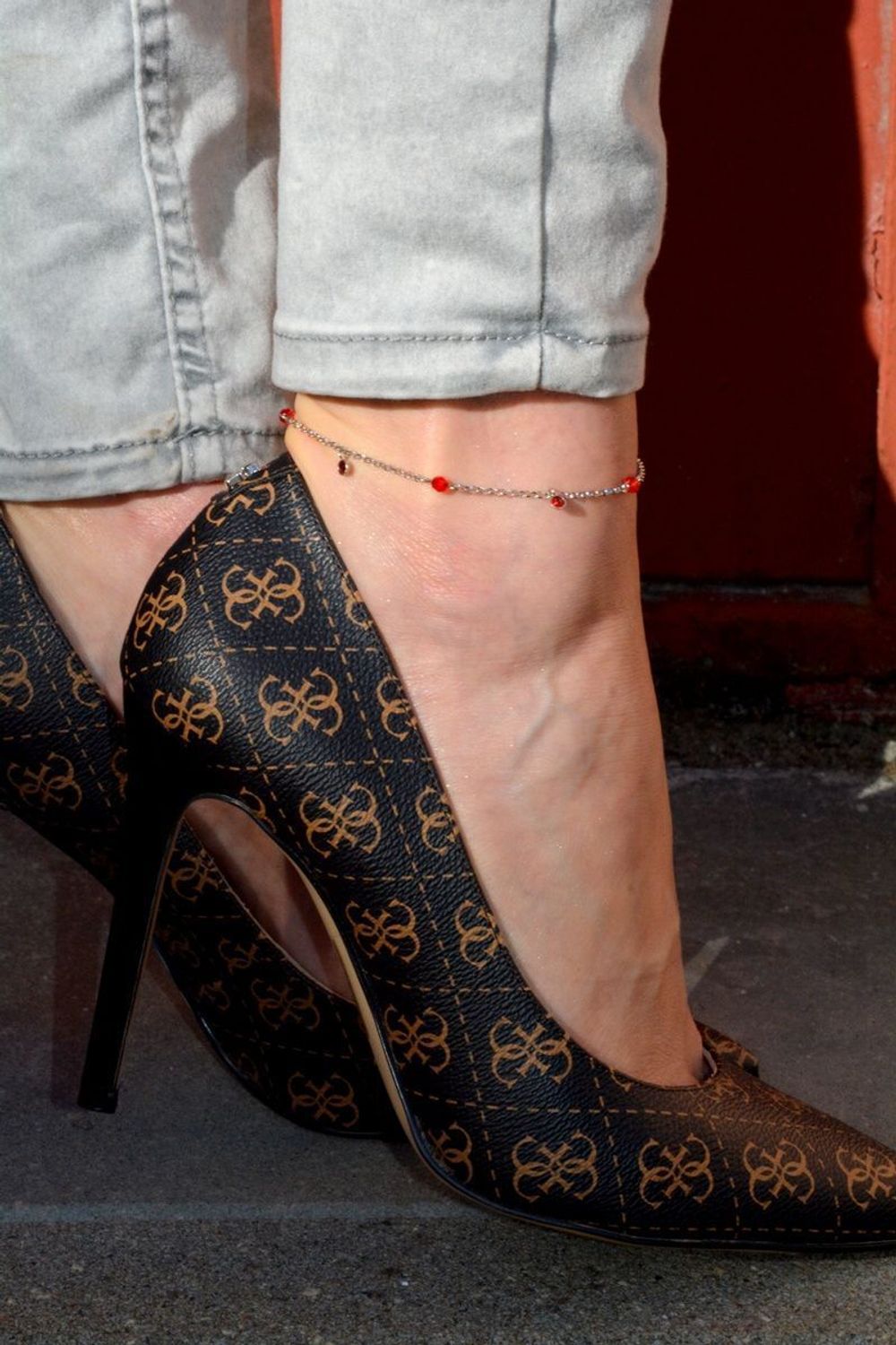 Srebrna bransoletka na nogę z czerwonymi kryształkami Swarovskiego to oryginalna, kobieca biżuteria, szczególnie pasująca do letnich i wakacyjnych stylizacji..jpg