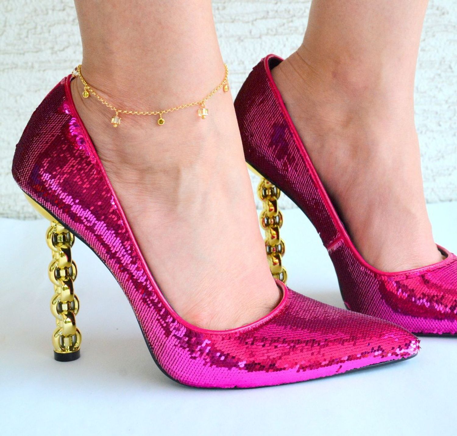 Pozłacana bransoletka na nogę z kryształkami Swarovskiego BAG20385601GS. Bransoletki na nogę to oryginalna, kobieca biżuteria, szczególnie pasująca do letnich i wakacyjnych stylizacji. Bransoletka wykonana z najwyższej jakości pozł.jpg