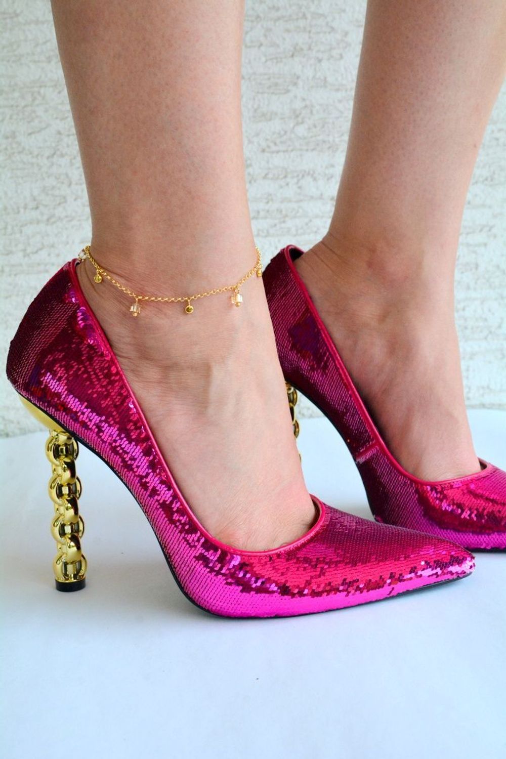 Pozłacana bransoletka na nogę z kryształkami Swarovskiego BAG20385601GS. Bransoletki na nogę to oryginalna, kobieca biżuteria, szczególnie pasująca do letnich i wakacyjnych stylizacji. Bransoletka wykonana z najwyższej jakości pozł.jpg