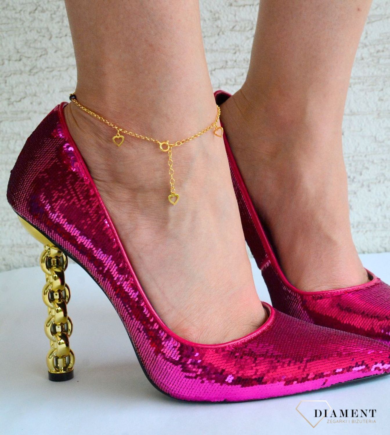 Pozłacana bransoletka na nogę z kryształkami Swarovskiego i serduszkami BAG210115000J. Bransoletki na nogę to oryginalna, kobieca biżuteria, szczególnie pasująca do letnich i wakacyjnych stylizacji. Bransoletka wykonana z najwyższe.jpg