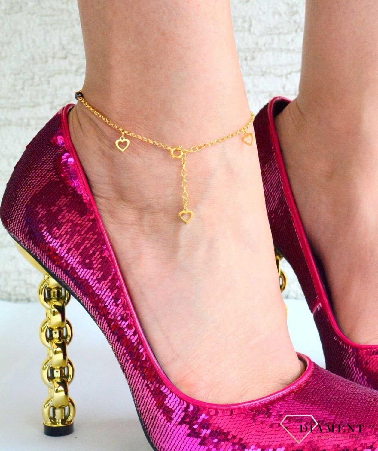 Pozłacana bransoletka na nogę z kryształkami Swarovskiego i serduszkami BAG210115000J. Bransoletki na nogę to oryginalna, kobieca biżuteria, szczególnie pasująca do letnich i wakacyjnych stylizacji. Bransoletka wykonana z najwyższe.jpg