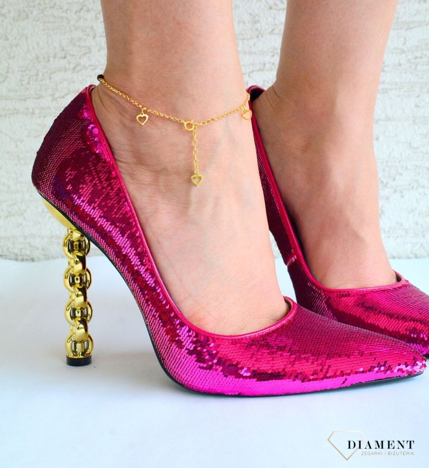 Pozłacana bransoletka na nogę z kryształkami Swarovskiego i serduszkami BAG210115000J. Bransoletki na nogę to oryginalna, kobieca biżuteria, szczególnie pasująca do letnich i wakacyjnych stylizacji. Bransoletka wykonana z najwyższe.jpg