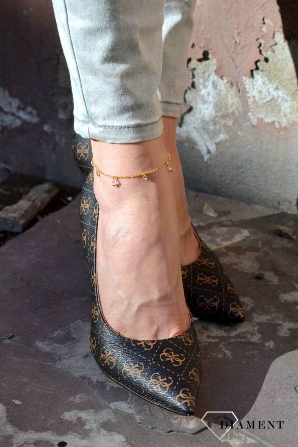 Pozłacana bransoletka na nogę z jasnymi kryształkami Swarovskiego to oryginalna, kobieca biżuteria, szczególnie pasująca do letnich i wakacyjnych stylizacji..jpg