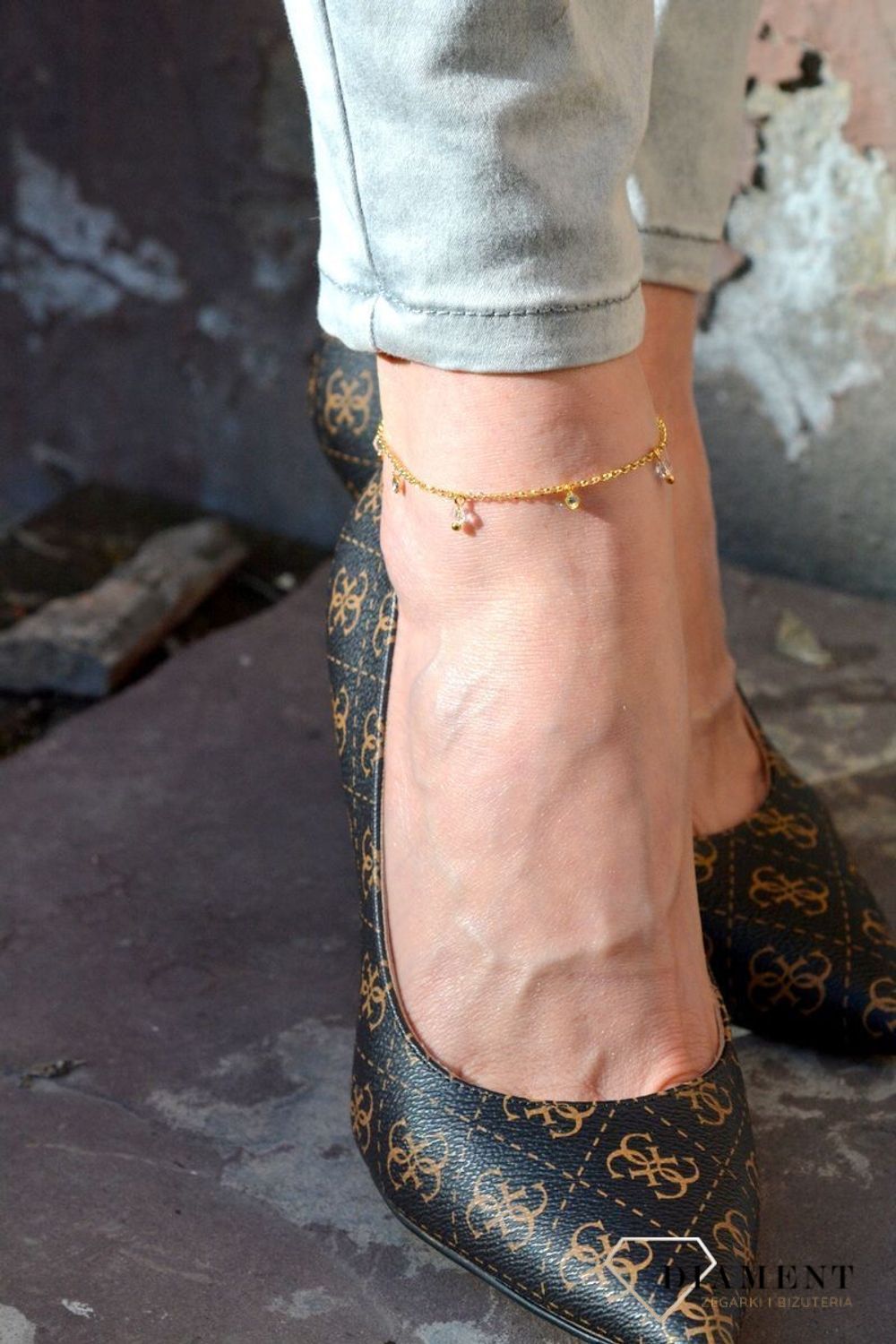 Pozłacana bransoletka na nogę z jasnymi kryształkami Swarovskiego to oryginalna, kobieca biżuteria, szczególnie pasująca do letnich i wakacyjnych stylizacji..jpg