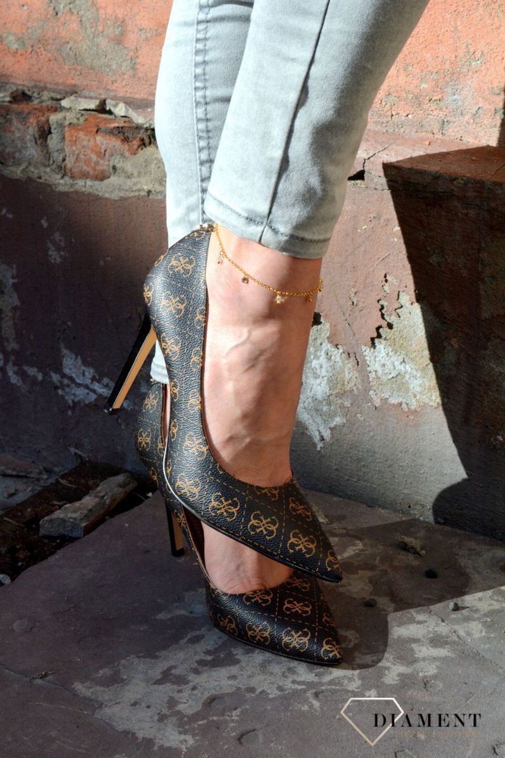 Pozłacana bransoletka na nogę z jasnymi kryształkami Swarovskiego to oryginalna, kobieca biżuteria, szczególnie pasująca do letnich i wakacyjnych stylizacji..jpg