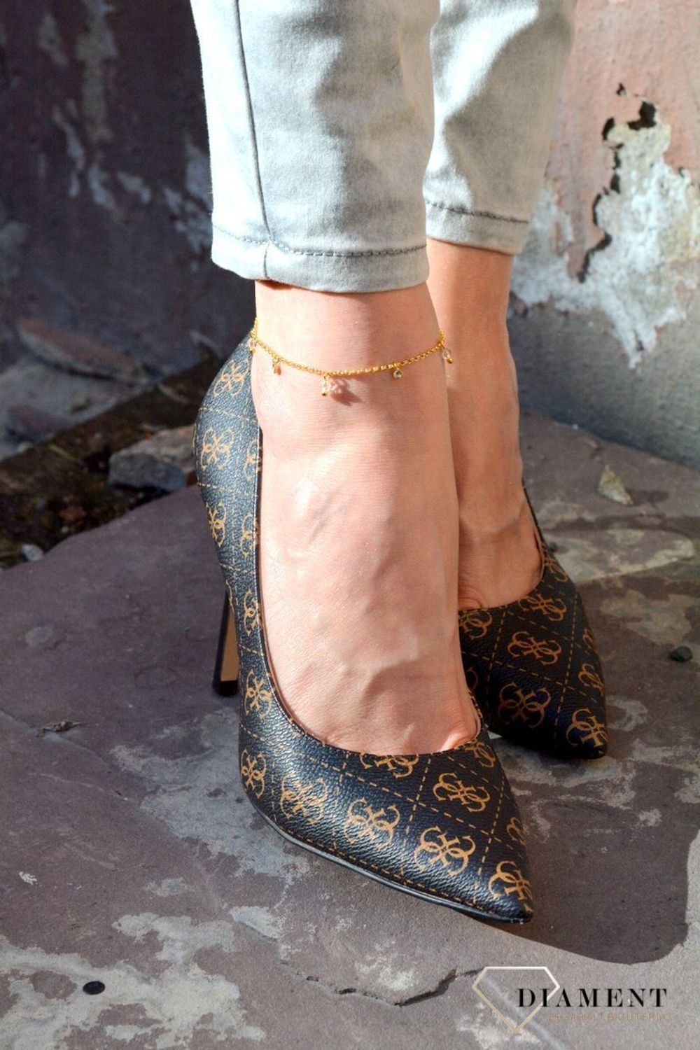 Pozłacana bransoletka na nogę z jasnymi kryształkami Swarovskiego to oryginalna, kobieca biżuteria, szczególnie pasująca do letnich i wakacyjnych stylizacji..jpg