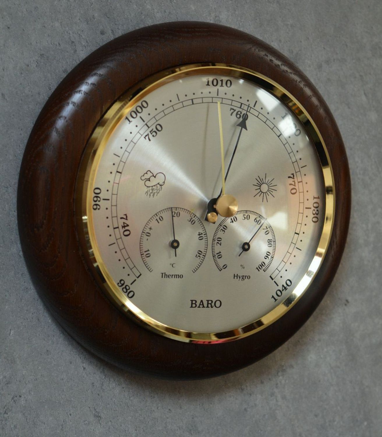 Drewniana stacja pogody Barometr Termometr Higrometr orzech BAROMETR180-010. Barometr mieści się w okrągłej obudowie z drewna (5).JPG