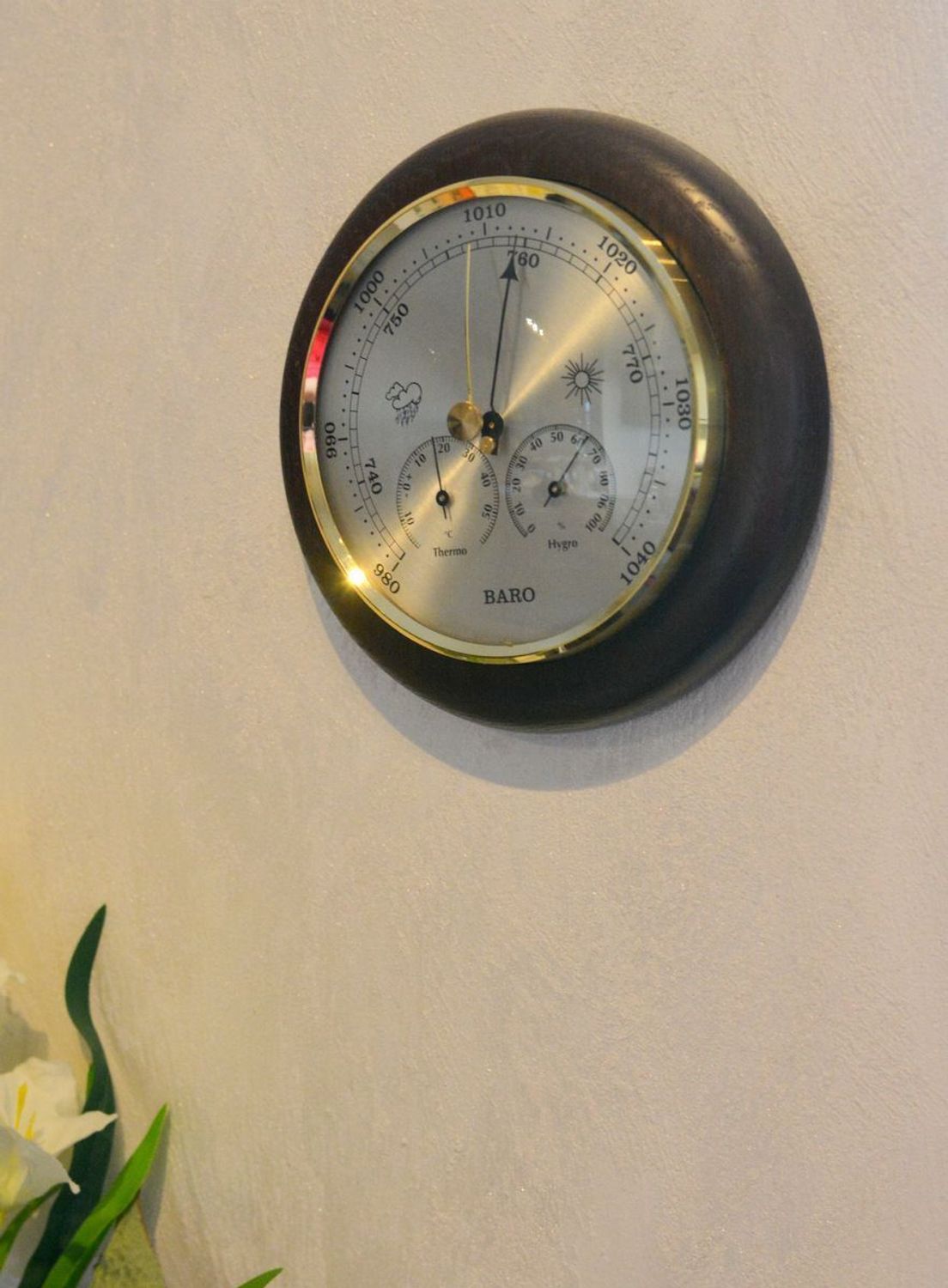Drewniana stacja pogody Barometr Termometr Higrometr orzech BAROMETR180-010. Barometr mieści się w okrągłej obudowie z drewna (5).JPG