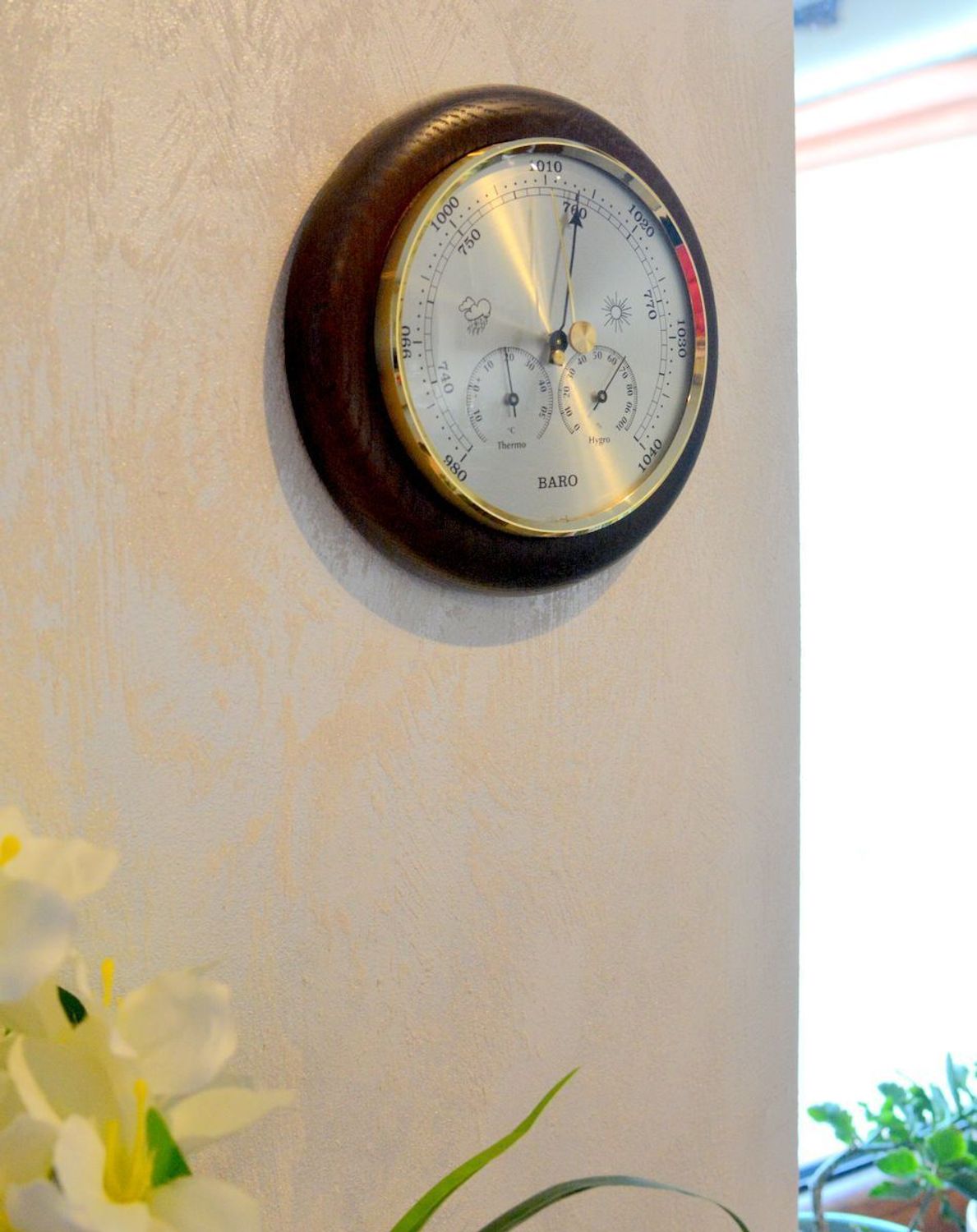 Drewniana stacja pogody Barometr Termometr Higrometr orzech BAROMETR180-010. Barometr mieści się w okrągłej obudowie z drewna (5).JPG