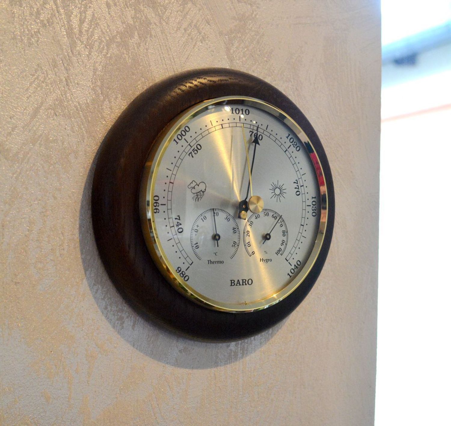 Drewniana stacja pogody Barometr Termometr Higrometr orzech BAROMETR180-010. Barometr mieści się w okrągłej obudowie z drewna (5).JPG