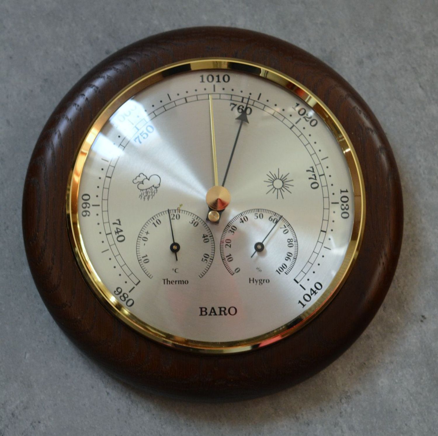 Drewniana stacja pogody Barometr Termometr Higrometr orzech BAROMETR180-010. Barometr mieści się w okrągłej obudowie z drewna (5).JPG