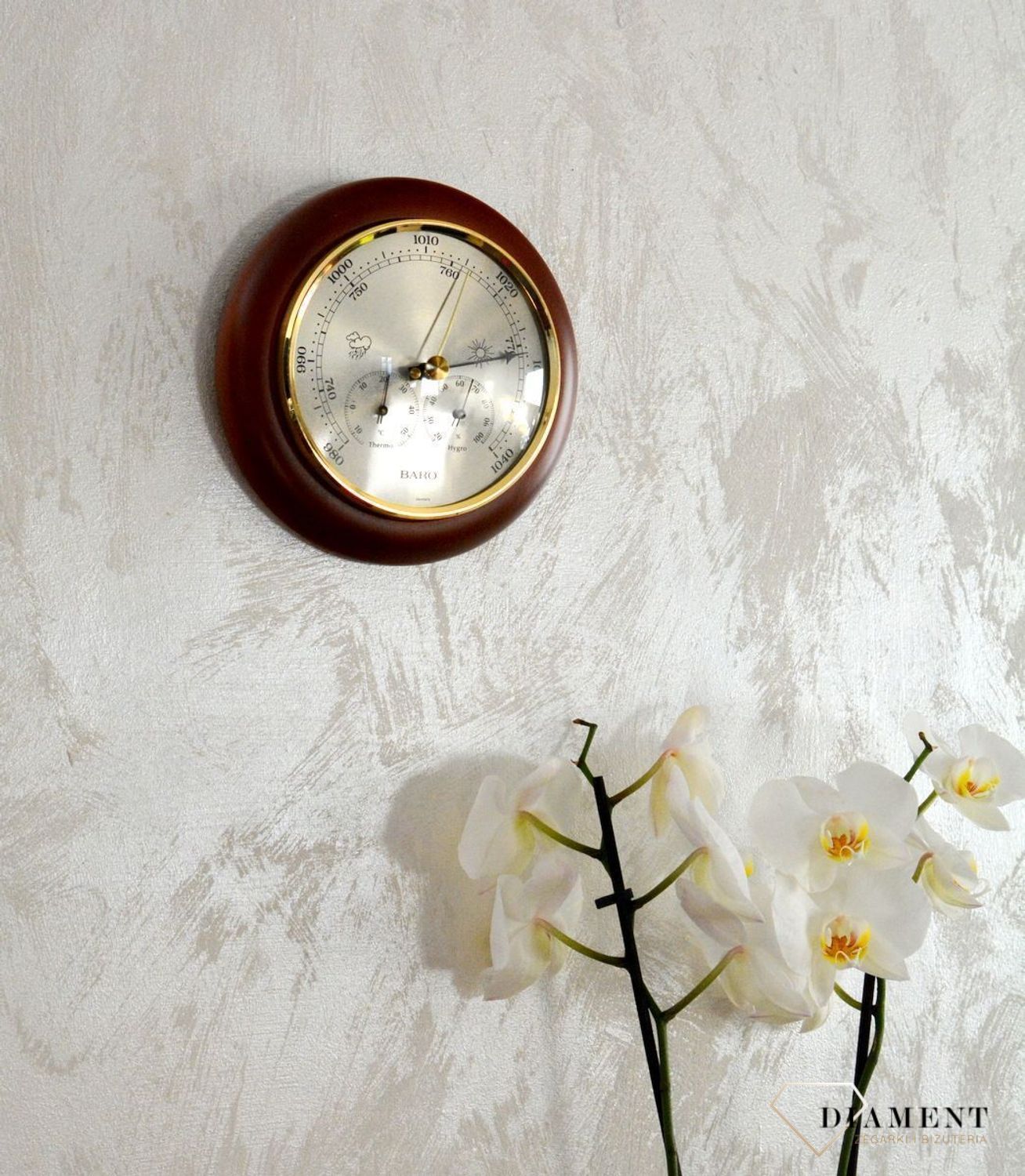 Drewniana stacja pogody Barometr 'Drewno Orzech' Termometr Higrometr BAROMETR180-07. Barometr mieści się w okrągłej obudowie z drewna.  (1).JPG