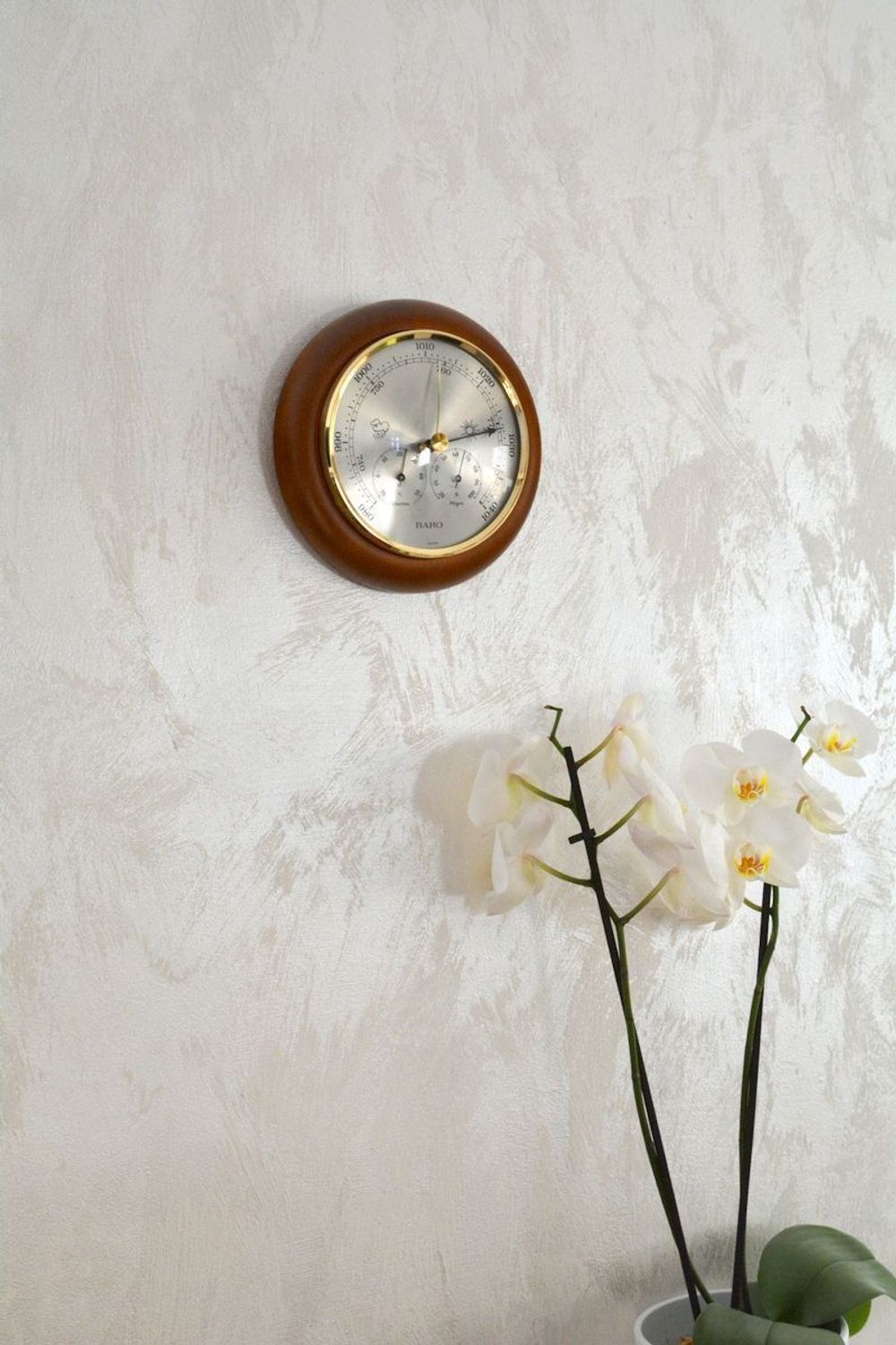 Drewniana stacja pogody Barometr 'Drewno Ciemny Orzech' Termometr Higrometr BAROMETR180-09. Barometr mieści się w okrągłej obudowie z drewna (1).JPG