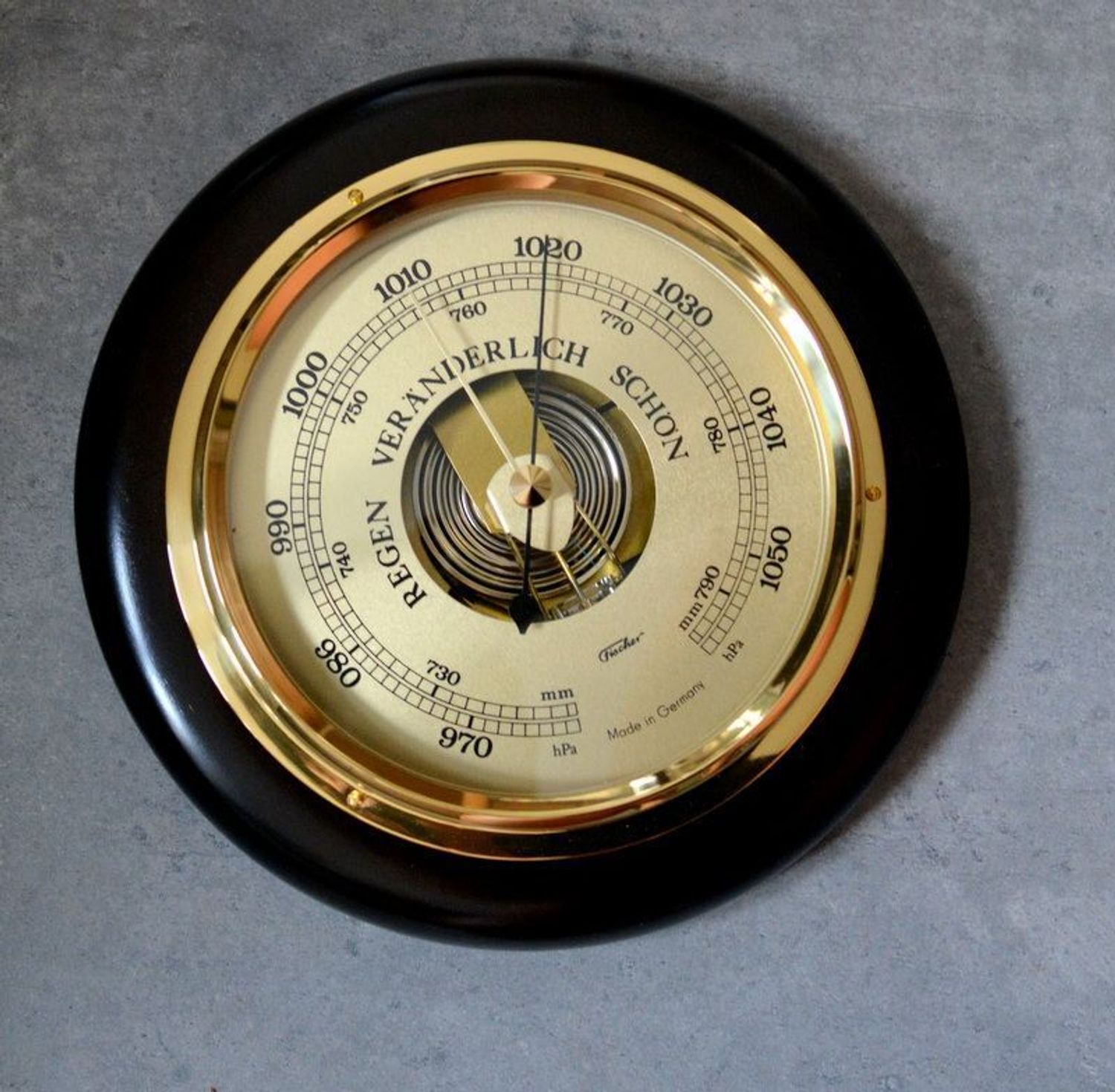 Drewniana stacja pogody Fischer BAR240-F-010-W. Efektowna pod względem wyglądu i wykonania stacja pogody. Okrągły barometr pokojowy do powieszenia wewną (3).JPG