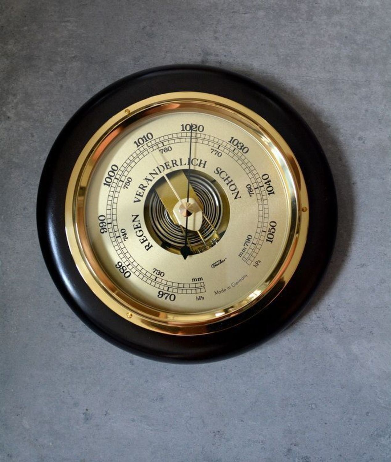 Drewniana stacja pogody Fischer BAR240-F-010-W. Efektowna pod względem wyglądu i wykonania stacja pogody. Okrągły barometr pokojowy do powieszenia wewną (3).JPG
