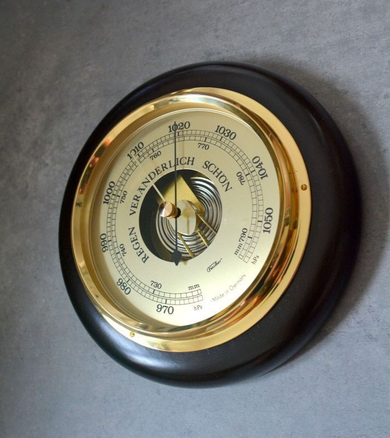 Drewniana stacja pogody Fischer BAR240-F-010-W. Efektowna pod względem wyglądu i wykonania stacja pogody. Okrągły barometr pokojowy do powieszenia wewną (3).JPG