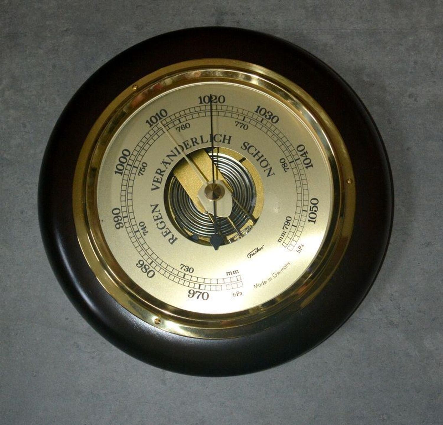 Drewniana stacja pogody Fischer BAR240-F-010-W. Efektowna pod względem wyglądu i wykonania stacja pogody. Okrągły barometr pokojowy do powieszenia wewną (3).JPG