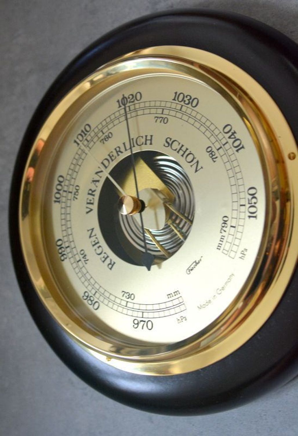 Drewniana stacja pogody Fischer BAR240-F-010-W. Efektowna pod względem wyglądu i wykonania stacja pogody. Okrągły barometr pokojowy do powieszenia wewną (3).JPG