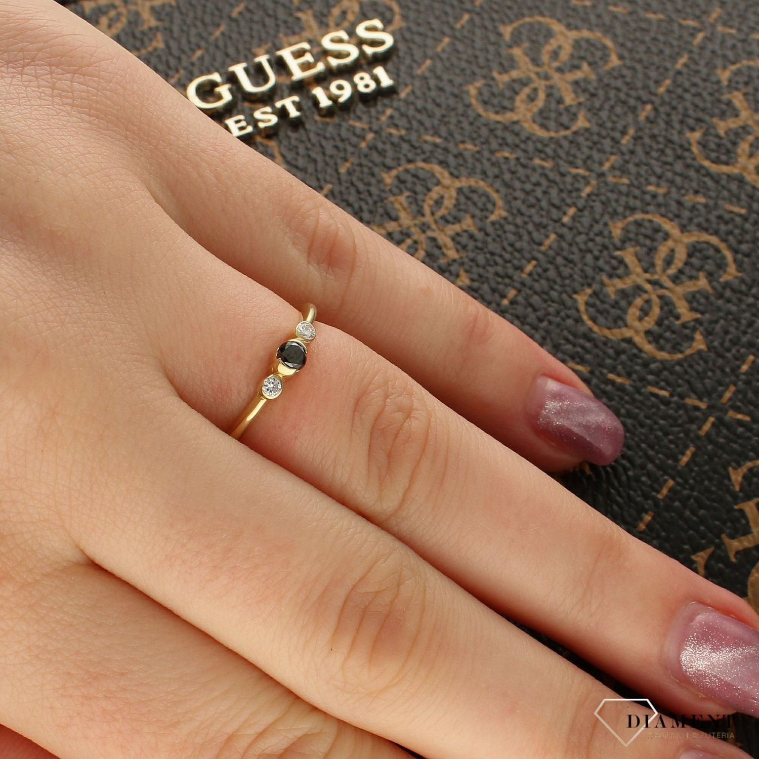 Złoty pierścionek z czarnym i białymi diamentami – rozmiar 13  BC020.jpg