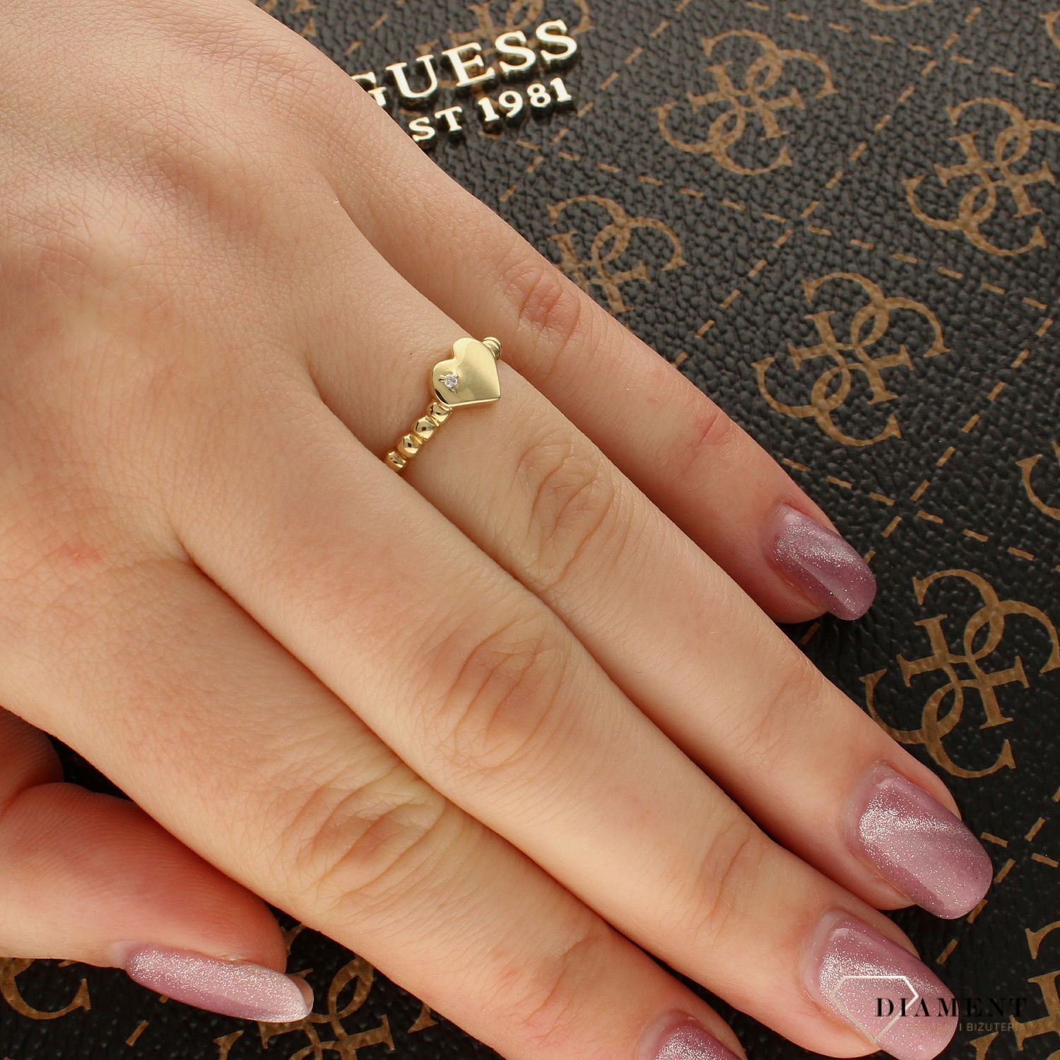 Złoty pierścionek 585 w kształcie serca z diamentem 0,01 ct (SI2H). Elegancka biżuteria z żółtego złota – idealna na prezent. Certyfikat autentyczności w zestawie1.jpg