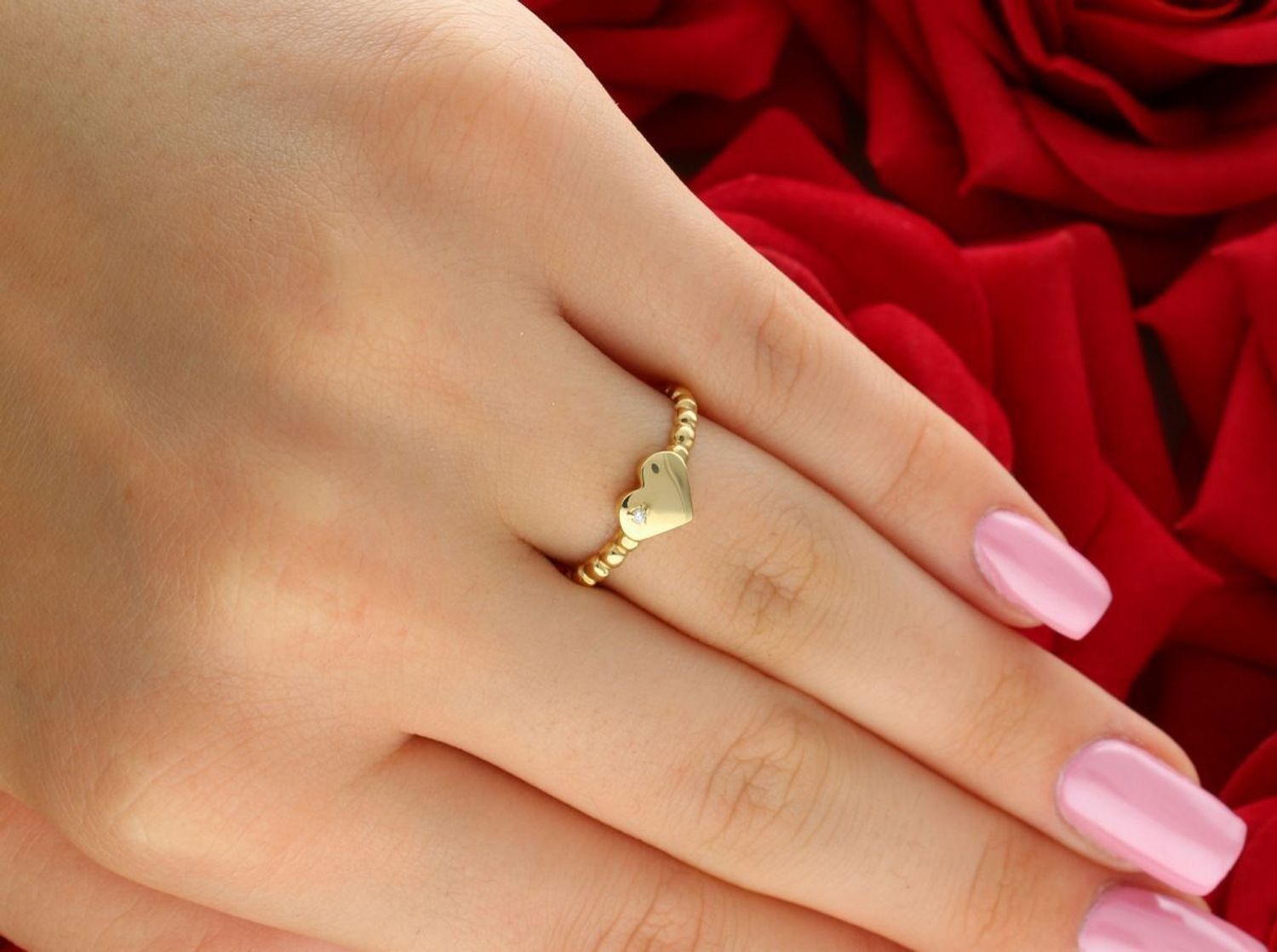 Złoty pierścionek 585 w kształcie serca z diamentem 0,01 ct (SI2H). Elegancka biżuteria z żółtego złota – idealna na prezent. Certyfikat autentyczności w zestawie1.jpg