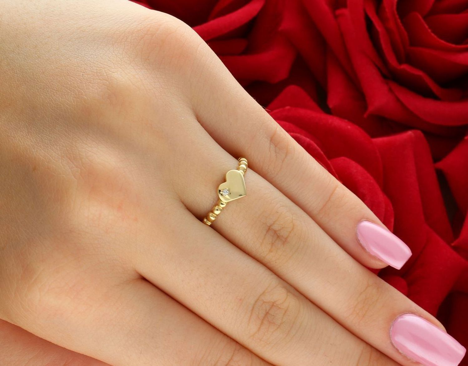 Złoty pierścionek 585 w kształcie serca z diamentem 0,01 ct (SI2H). Elegancka biżuteria z żółtego złota – idealna na prezent. Certyfikat autentyczności w zestawie1.jpg