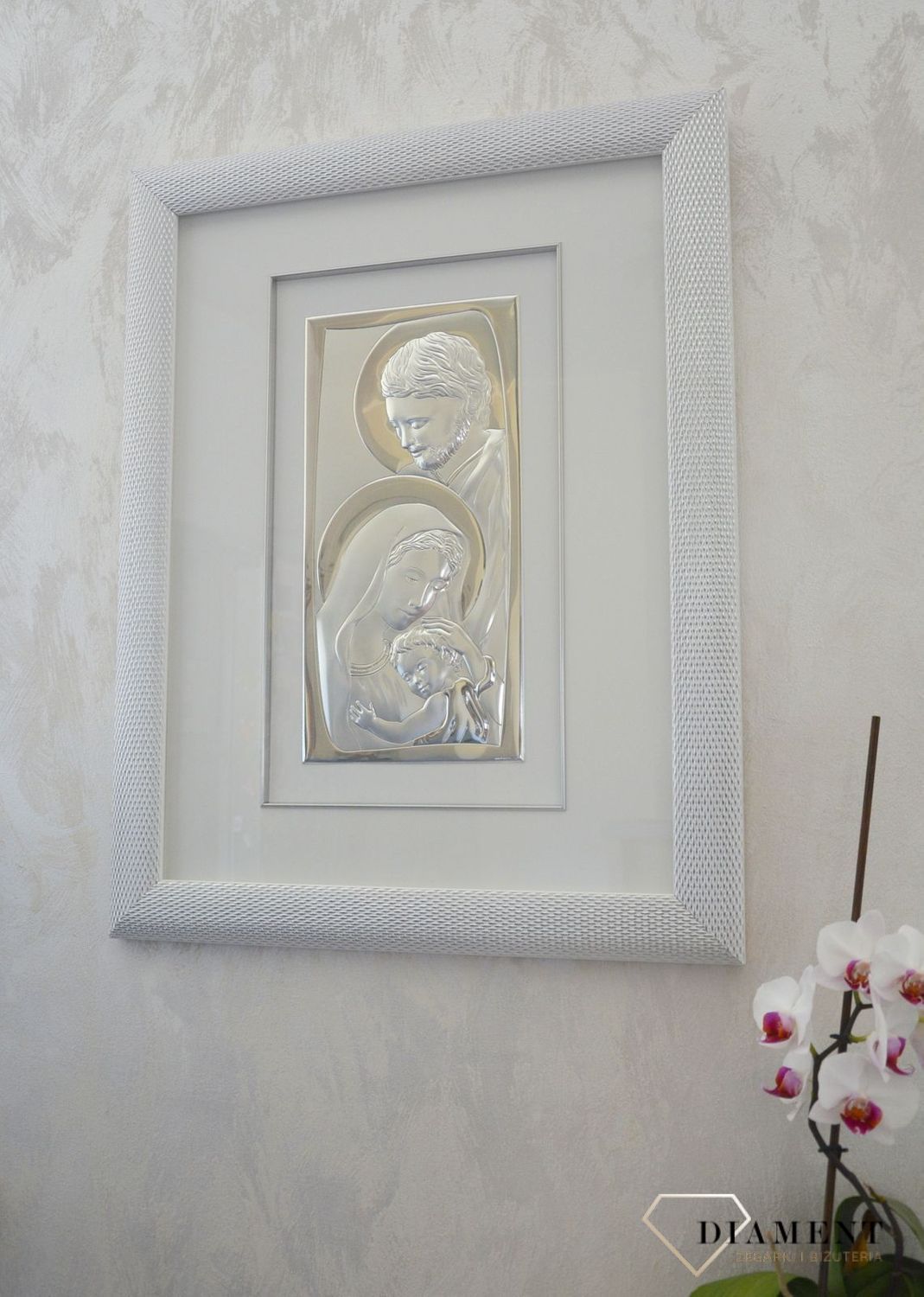 Efektowny obraz w ramie z wizerunkiem Świętej Rodziny to doskonały pomysł na prezent okolicznościowy. W połączeniu z wygrawerowaną dedykacją stanowi wyjątkową pamiątkę na długie lata..JPG